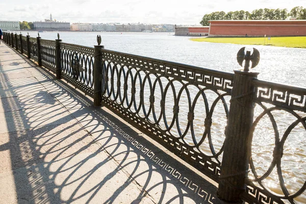 Promenade with views of the river, the prospect of chains fencing waterfront forging metal.Fragment fencing of bridge in Saint Petersburg, Russia.City landscape , bridge near Peter and Paul Fortress — Stock Photo, Image
