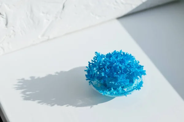 Формируются голубые химические кристаллы. игла, как кристаллы мочевины, карбамид, образуется путем испарения воды. голубая соль ручной работы. Детское творчество и наука — стоковое фото