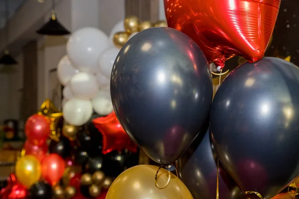 Vermelho e dourado, balões pretos foto parede aniversário decoração.Espaço balões foto zona com estrelas azuis e prateadas para crianças decoração festa de aniversário. Decoração de férias. Fundo da festa das crianças. Muitos — Fotografia de Stock