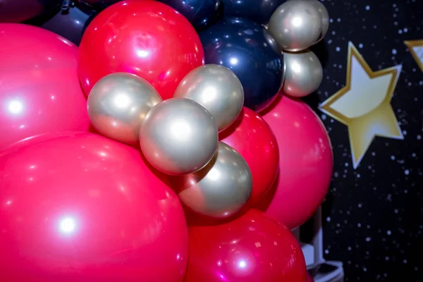 Rojo y oro, globos negros foto pared cumpleaños decoration.Space globos foto zona con estrellas azules y plateadas para niños cumpleaños fiesta decoración. Decoración navideña. Fondo de fiesta de los niños.Muchos —  Fotos de Stock