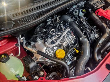 Moskow, Rusya, 5 Mayıs 2020 profesyonel bir oto tamirhanesinde kapüşonlu araba. Yeni bir araba. Pil, boru, kablo gibi mekanik parçaların detayları. Onarım ve ulaşım kavramı