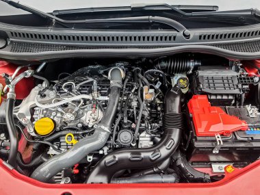 Moskow, Rusya, 5 Mayıs 2020 profesyonel bir oto tamirhanesinde kapüşonlu araba. Yeni bir araba. Pil, boru, kablo gibi mekanik parçaların detayları. Onarım ve ulaşım kavramı