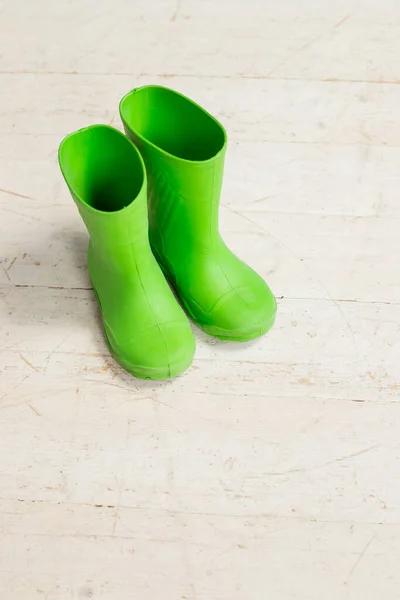 儿童鞋。儿童绿胶靴，雨天用胶靴。秋季，秋季或春季概念-儿童鞋。复制空间 — 图库照片