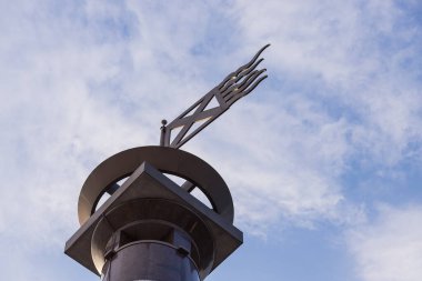 Saint Petersburg, Rusya. Saint Petersburg parkının 300. yıldönümünde ön planda bir çeşme bulunan deniz kıyısında bir anıt. Saint Petersburg 'da bir sütunla park