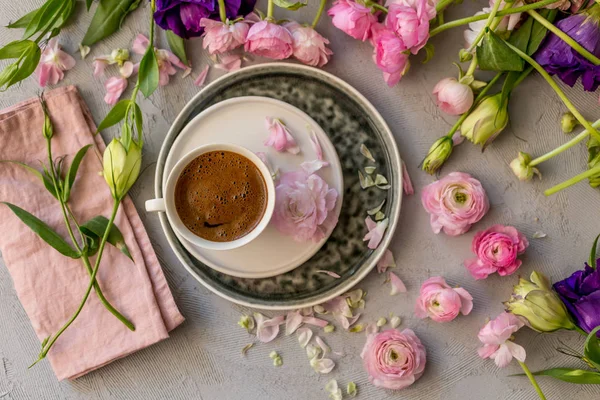 Aufnahme Einer Tasse Kaffee Von Oben Inmitten Eines Floralen Rahmens — Stockfoto