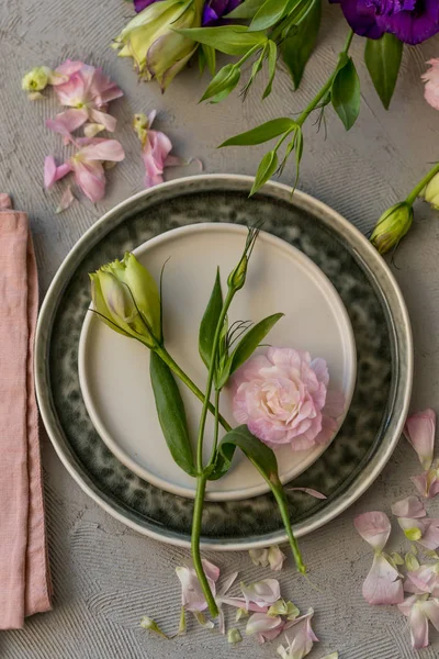 Spring Table Arrrangement Pink Ranunculus Yellow Lisianthus White Gray Stoneware — Stock Photo, Image
