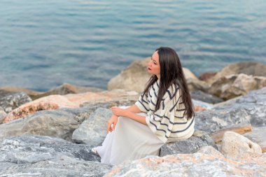 Deniz tarzı kıyafetler içinde deniz kenarı kadın