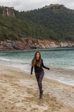 Kış plajda çalışan güzel uygun kadın