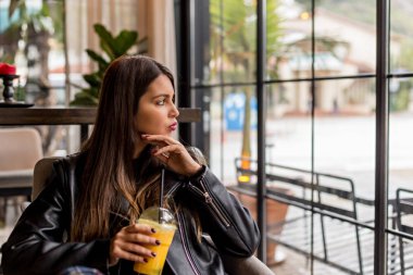Portakal suyu ile bir kafede kadın