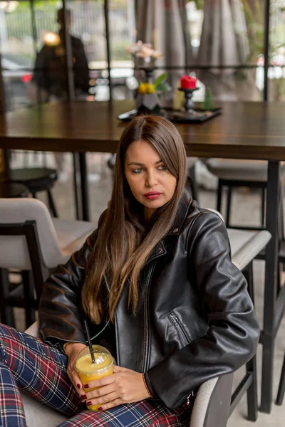 Feminino em um café com suco de laranja — Fotografia de Stock