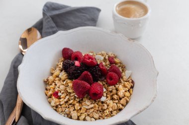 Sağlıklı kahvaltı konsepti. Kahve ve böğürtlenli granola.