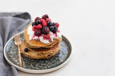 Yulaf ezmesi krepleri üst üste istiflenmiş ve yoğurt ve...