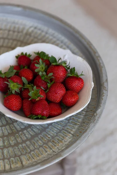 Strawberries in a white rustic bow — Stock Photo, Image