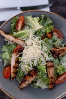 Sezar salatasının üst görünüm görüntüsü