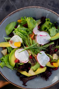 Şalgam ve avokadoyla sebze salatasının üst görünümü