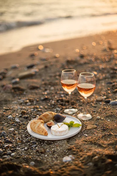 Romantico picnic in spiaggia con vino, fichi e croissangs — Foto Stock