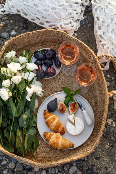 Summertime concept. Beach picnic with wine and croissants — Stock Photo, Image