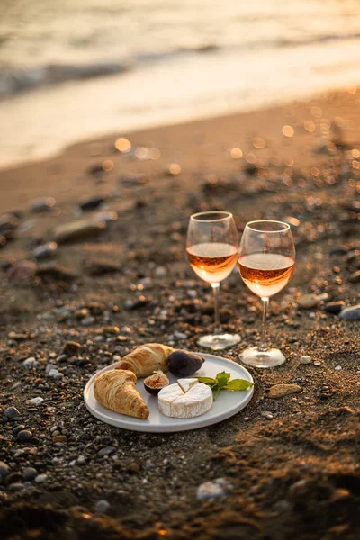 Picnic in spiaggia con vino, formaggio e croissant — Foto Stock