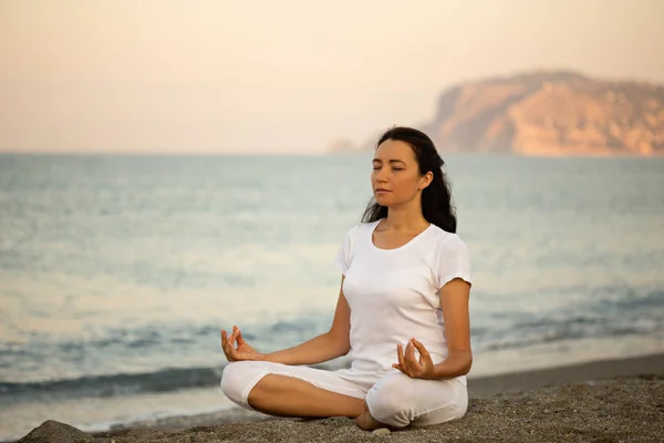 Concept de yoga. Femme pratiquant le yoga à la plage. Espace négatif. — Photo