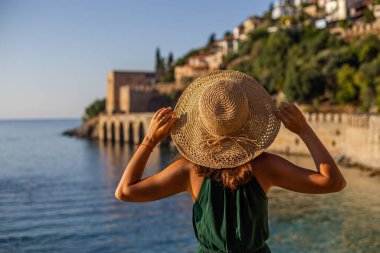 Alanya 'ya gidiyorum. Genç ve formda bir kadının arka plan portresi