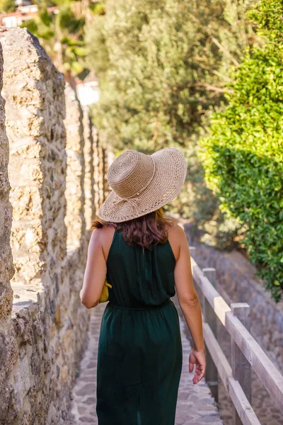 Summer travel concept. Female exploring the medieval walls. — Stock Photo, Image