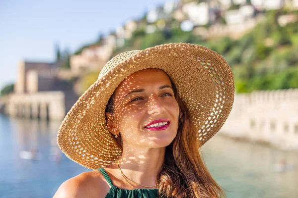 Concepto de viaje de verano. Mujer sonriente en sombrero de paja —  Fotos de Stock