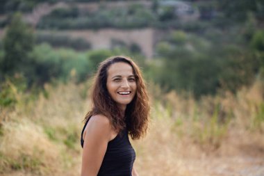 Otuzlarında gülümseyen bir kadının otantik görüntüsü.