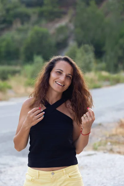 Auténtico retrato de una mujer sonriente en traje de verano gastando —  Fotos de Stock