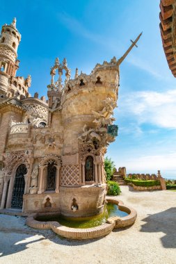 yakın bir yay kadar bir gemi şeklinde bir güzel kale kulenin Benalmadena, İspanya