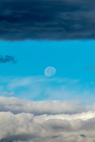 Een Interessante Schot Van Maan Uit Gedurende Dag Gevangen Tussen — Stockfoto