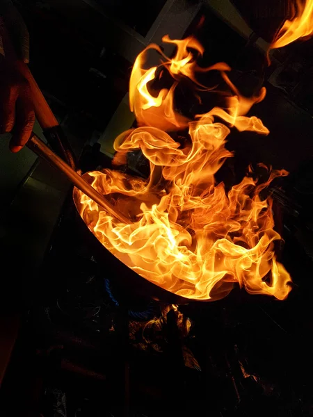 alevler iken Puerto Banus yerel mutfakta bir aşçı flambing silueti 