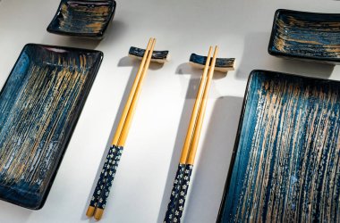 Seramik sushi tabaklar eşleşen soya sosu yemekleri ile bir çift yakın çekim