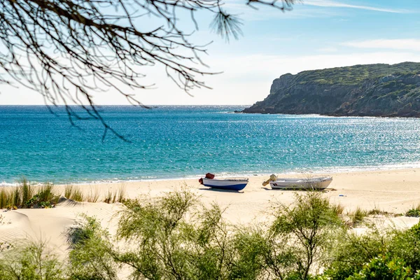 Bolonia, Ispanya 'da bir kumlu plajda park edilen teknelerin sakin bir sahne 