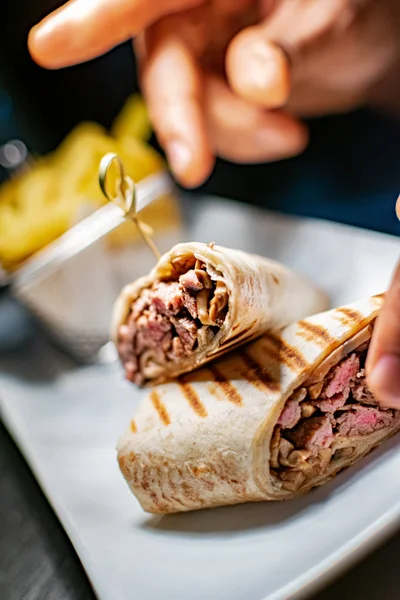 Uma Tortilha Bife Grelhado Enrolar Longo Lado Uma Porção Batatas — Fotografia de Stock