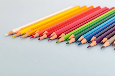 Bir masaya dizilmiş renkli sivri uçlu kalem seçimi.