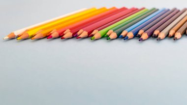 Bir satırda bir masanın üzerinde renkli, sivri bir kalem seçimi 