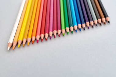 Çapraz bir çizgide beyazdan siyaha yerleştirilmiş renkli kalem seçimi 