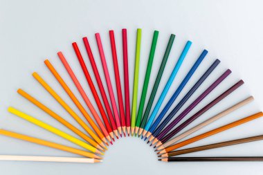 Renkli kalemler dizilmiş yelpaze şeklindeki gökkuşağı gibi. 