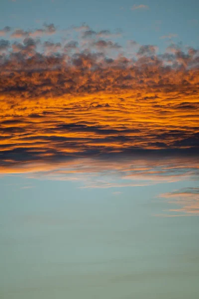 Крупный План Холодного Горизонтального Изображения Золотисто Оранжевых Облаков Время Заката — стоковое фото