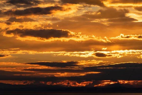 Une Image Dorée Coucher Soleil Derrière Les Montagnes Les Nuages — Photo