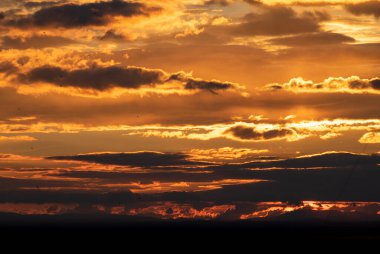 İspanya, Marbella 'da gün batımında ufuktaki altın bulutların yakın görüntüsü. 