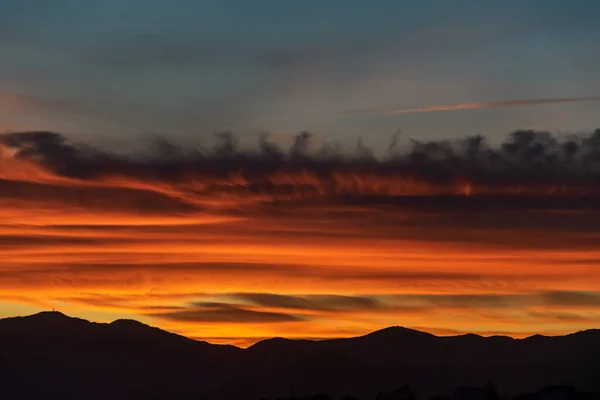 Primer Plano Nubes Color Fuego Durante Atardecer Con Una Silueta — Foto de Stock