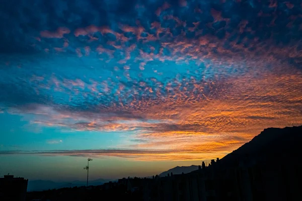 Ένα Όμορφο Τροπικό Ουράνιο Τόξο Χρωματισμένο Ηλιοβασίλεμα Πάνω Από Τις — Φωτογραφία Αρχείου