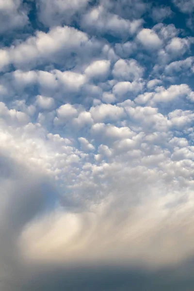 Pluizige Witte Wolkenhorizon Tijdens Een Zomerse Dag Marbella Spanje Portret — Stockfoto