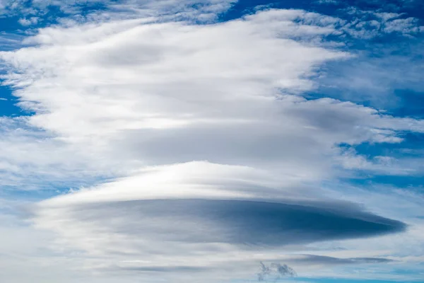 Een Grijze Schijf Vormige Cumulonimbus Wolk Boven Mediterrane Stad Marbella — Stockfoto