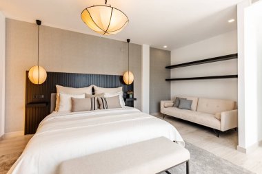 Akdeniz gayrimenkullerinin ana yatak odasının yeni yapılmış bir resmi. 