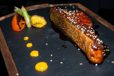 Teriyaki sosunda pişirilmiş somon filetosunun yakın plan görüntüsü.