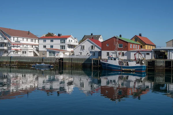 Norveç 'in körfez kıyısındaki balıkçı köyü Lofoten, Norveç