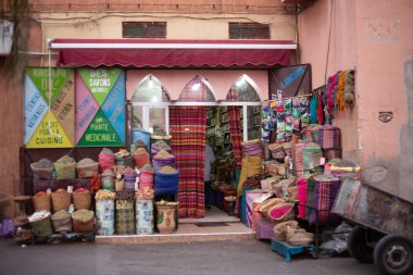 güneşli bir günde eski sokakta Fas mağazası yakınında mal ile çuval dış görünümü, Fez, Fas 