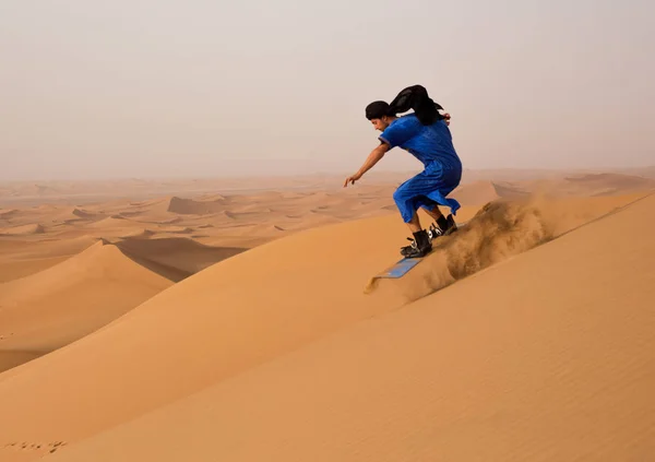 Vue Latérale Sandboarder Habillé Touareg Gandoura Effectuant Tour Saut Tout — Photo